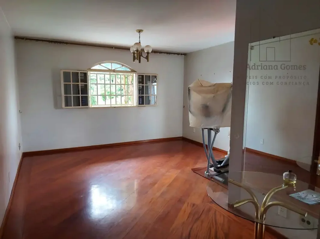 Descubra um excelente sobrado de esquina na QE 24, Guará II, Brasília, com uma l...