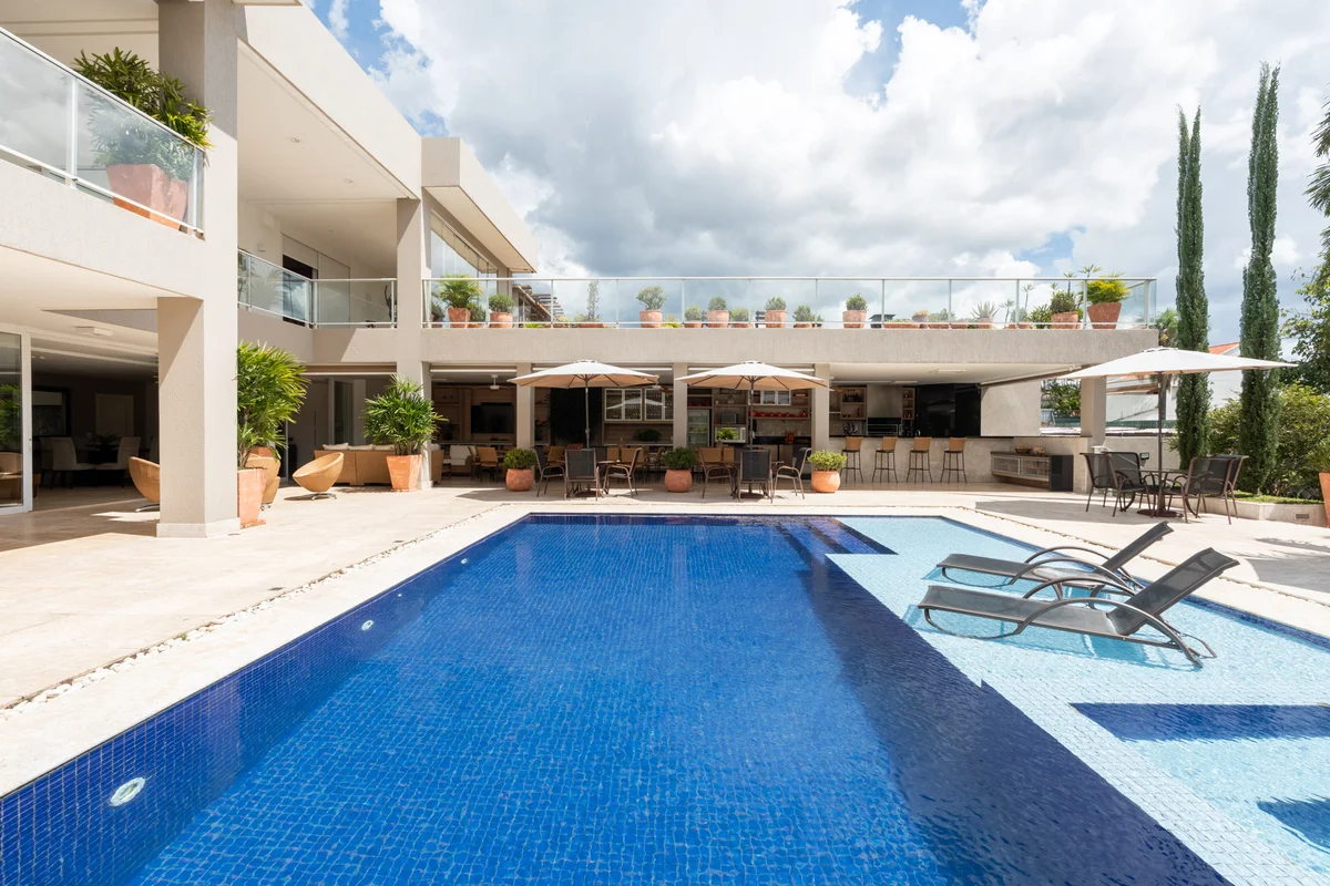 Entre o mármore e o jardim, uma decisão: morar bem ou muito bem?Casa com 4 suíte...