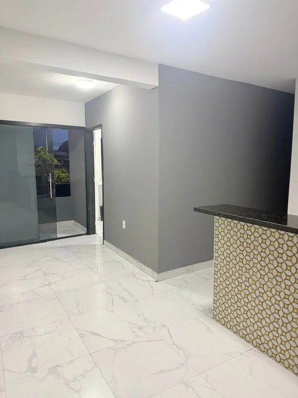 ?? Vende-se apartamento no 1º andar, localizado na 425? Composto por:?? 1 quarto...