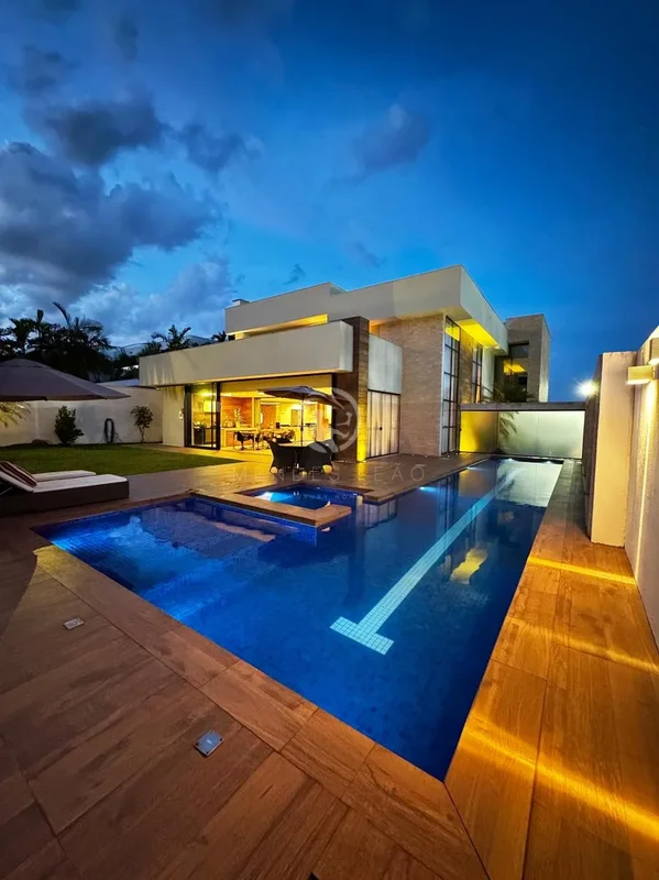 Magnífica residência, localizada no exclusivo condomínio Jardins do Lago Quadra ...