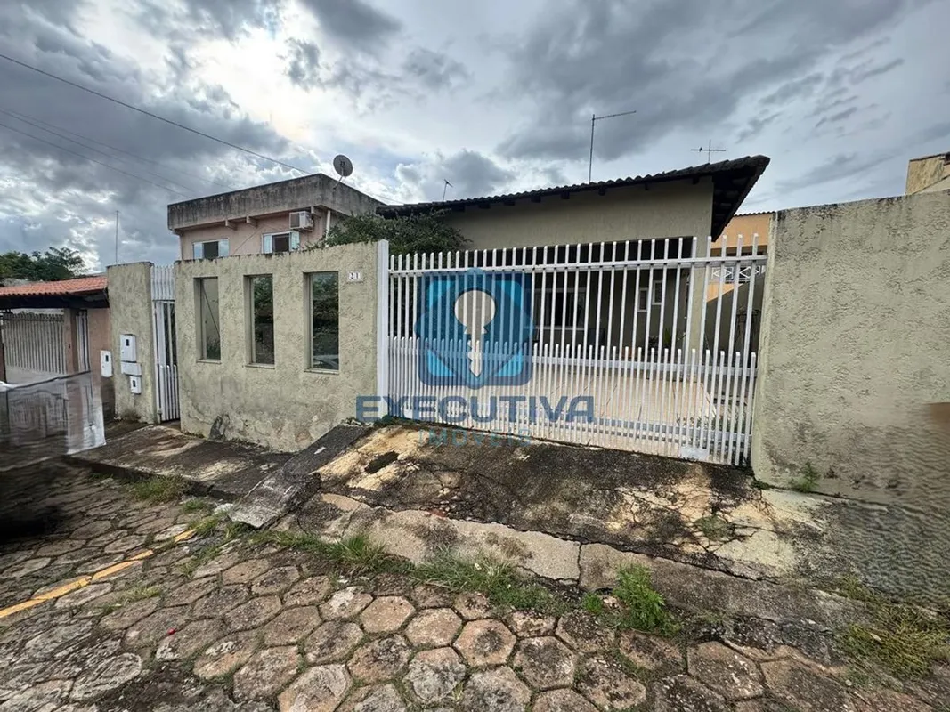 EXECUTIVA IMÓVEIS ALUGACASA DE FUNDOS EM CONDOMINIO FECHADOEndereço: COLONIA AGR...