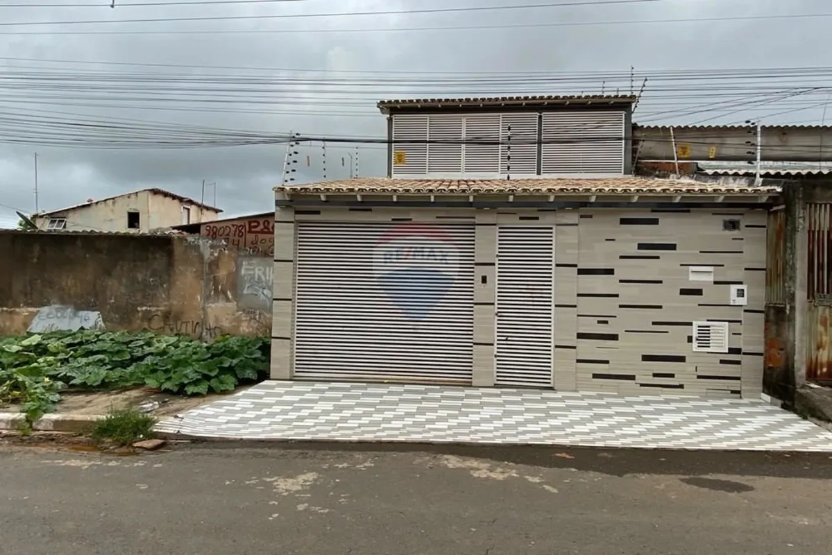 O térreo do imóvel possuiAmpla garagem, com vaga para até 3 carros.Ampla sala, s...
