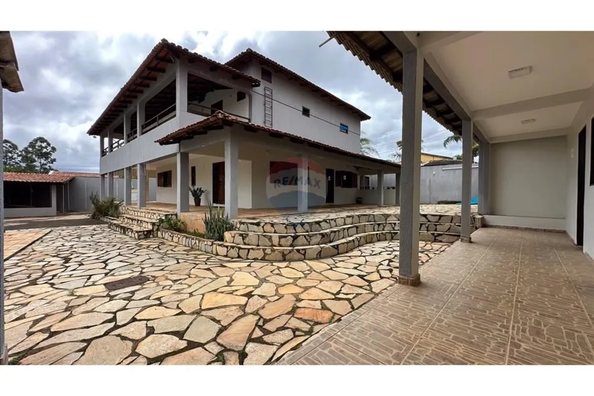 Sobrado espaçoso no Residencial Vitória Arniqueiras, com 860m² de terreno e apro...