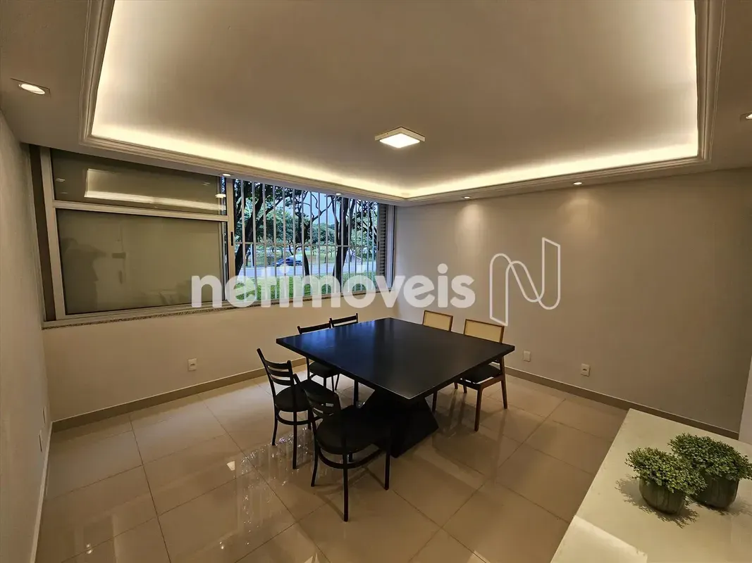 Apresentamos este excelente apartamento na SQS 210, Bloco K — uma das localizaçõ...