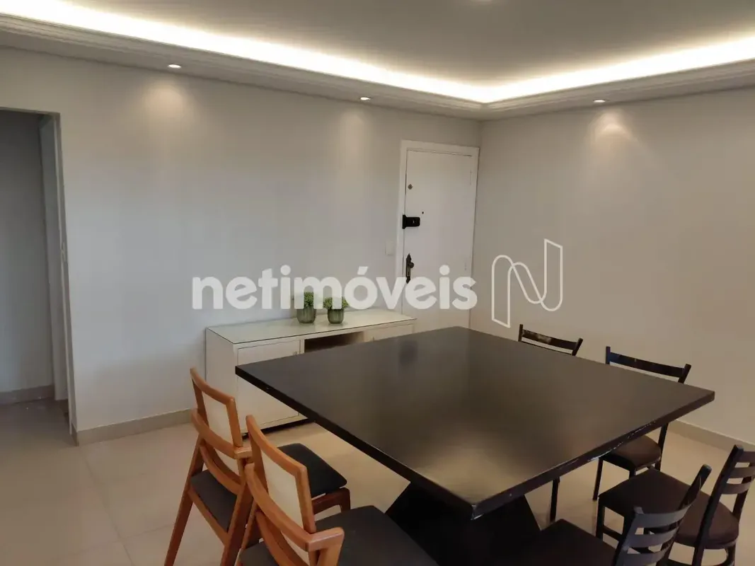 Apresentamos este excelente apartamento na SQS 210, Bloco K — uma das localizaçõ...