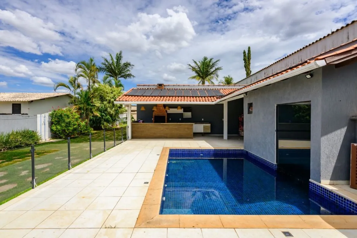 :: Casa térrea com piscina, sauna e área gourmet - cond. fechado Casa térrea exc...