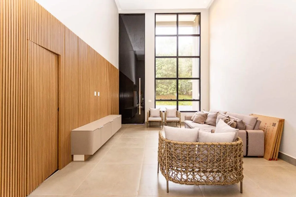 Excelente casa com projeto moderno, ambientes amplos e acabamentos de qualidade,...
