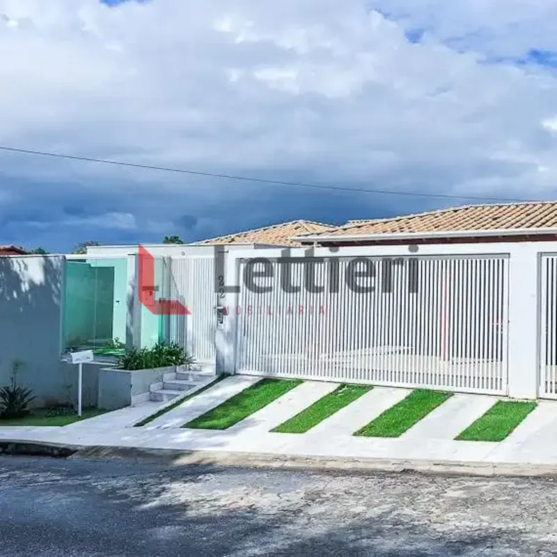 Lettieri Imobiliária anuncia excelente casa térrea reformada na SHIS QI 23, em L...