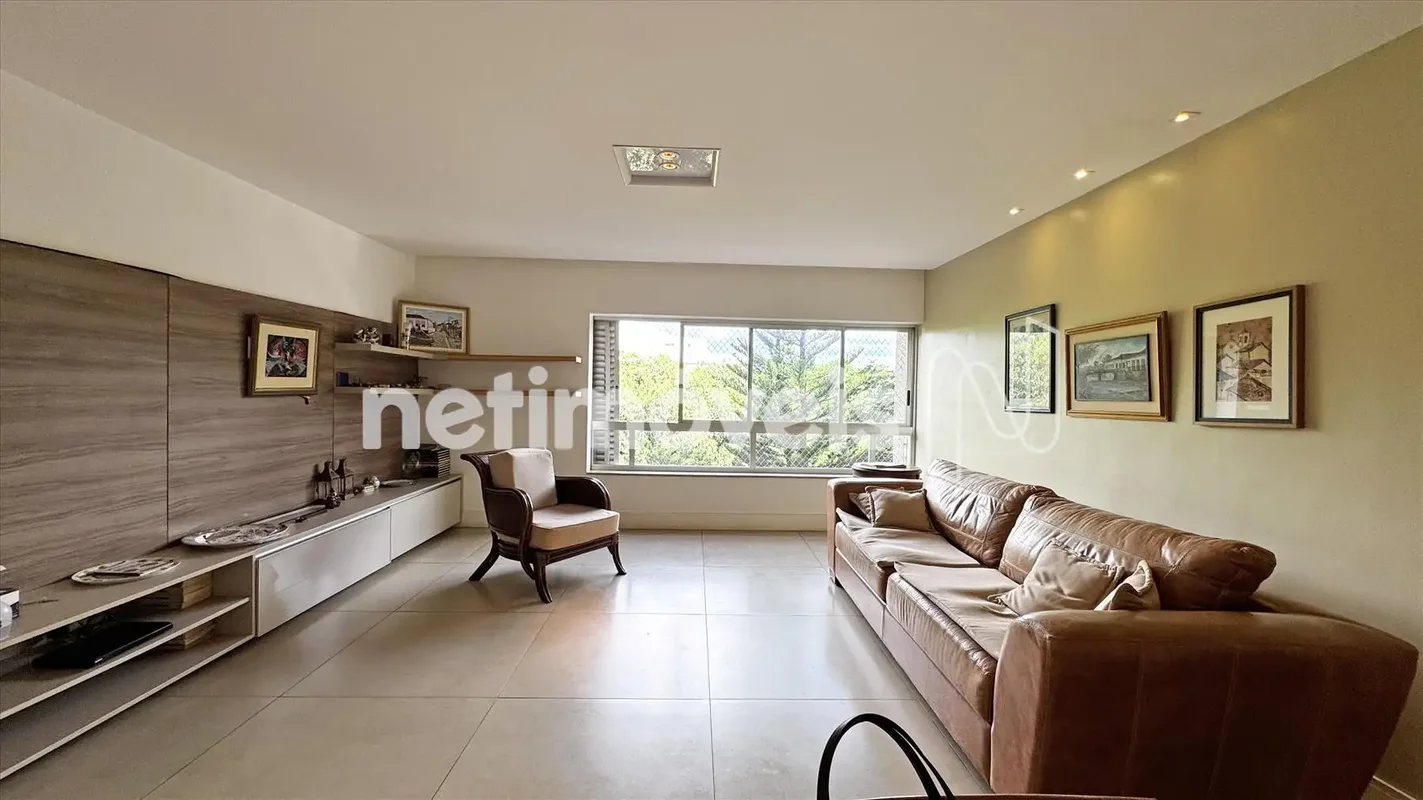 Viva com Exclusividade no Coração da Asa Sul: 4 Quartos Reformado na SQS 307Desc...