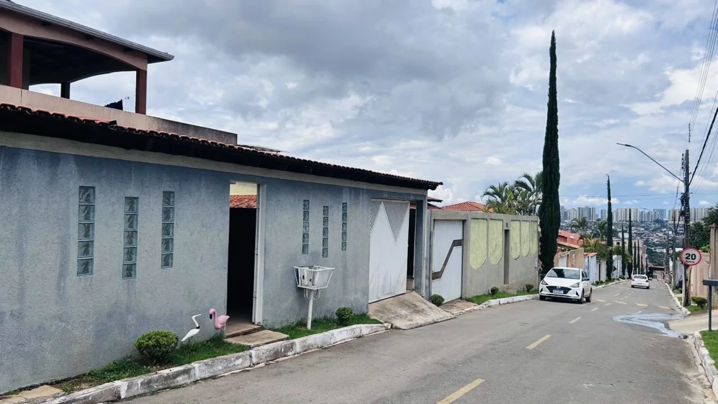 Excelente Casa na Rua 8 – Vicente PiresLocalizada em condomínio fechado com guar...