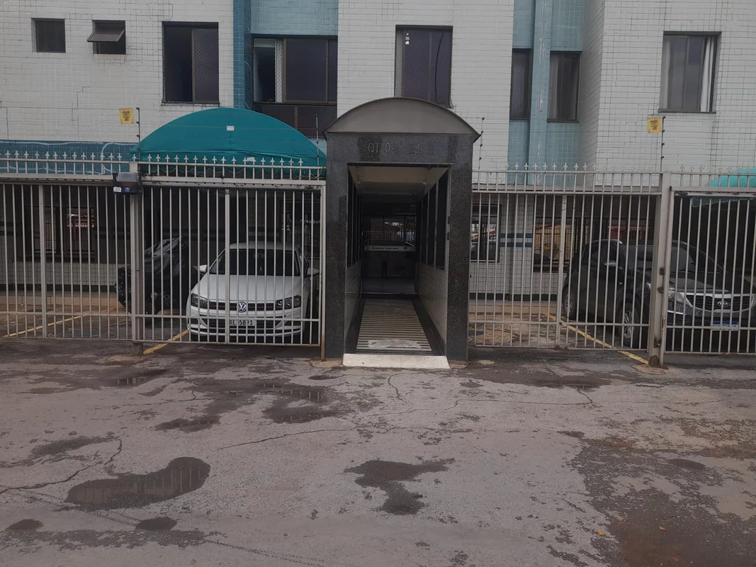 Apartamento com:- Sala;- Cozinha com armários;- 2 quartos, sendo 1 deles com arm...