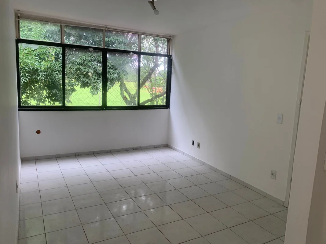 Descubra um apartamento confortável e bem localizado na SQN 407 Bloco E, ASA Nor...