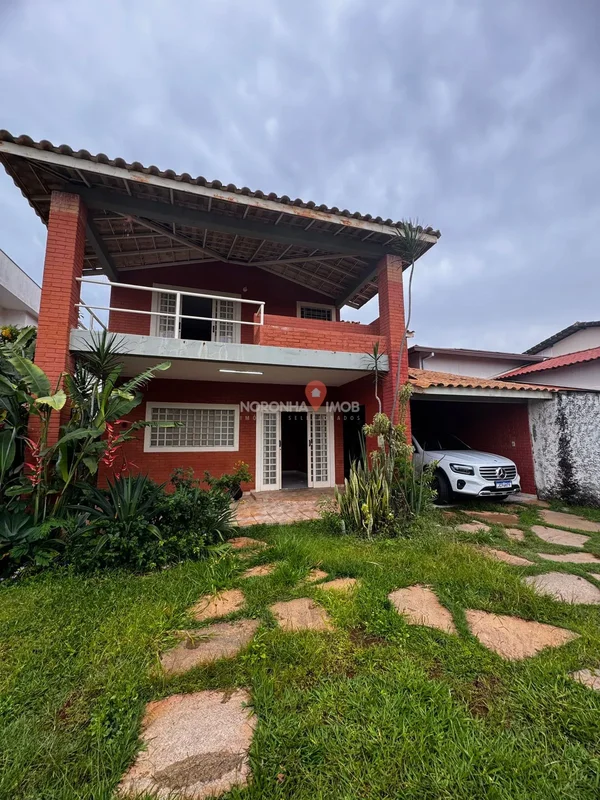 Localizada no exclusivo Quintas do Sol, no Jardim Botânico, esta charmosa casa d...