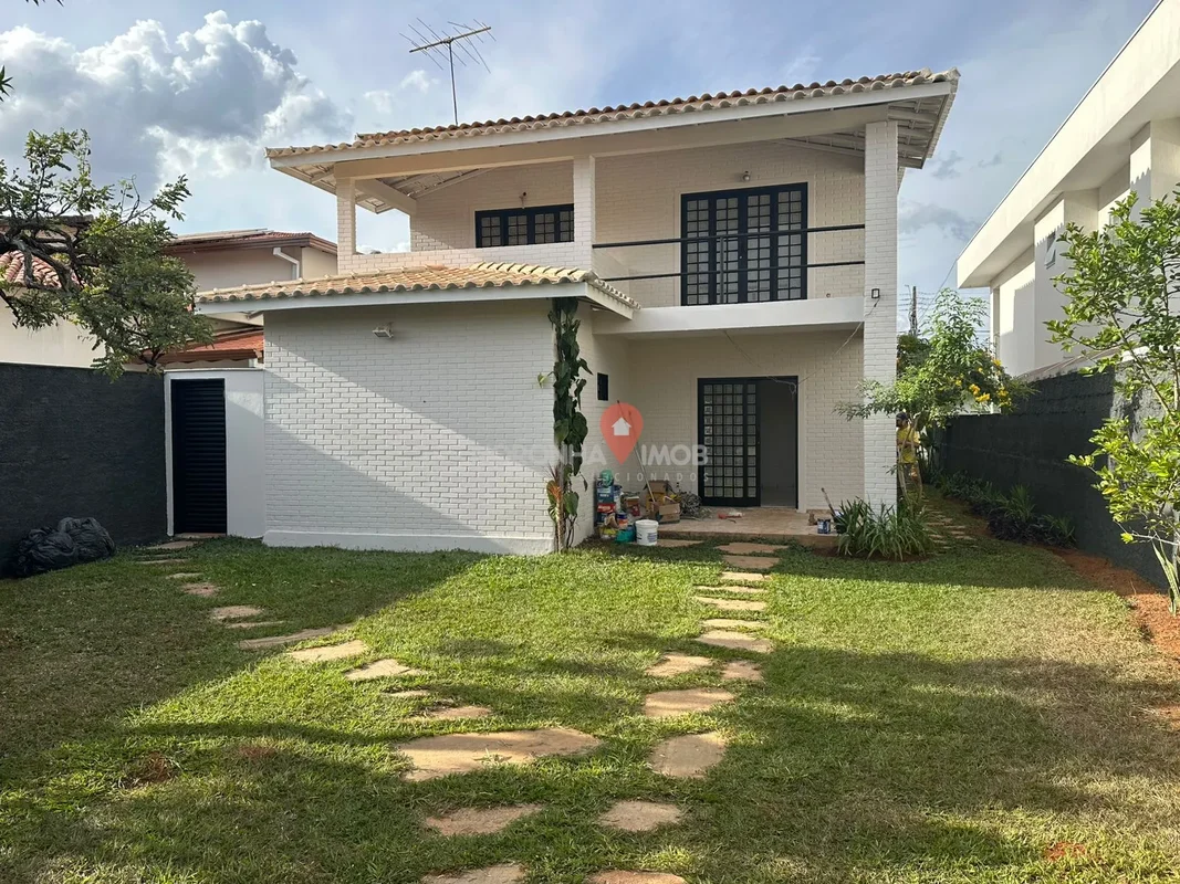 Localizada no exclusivo Quintas do Sol, no Jardim Botânico, esta charmosa casa d...