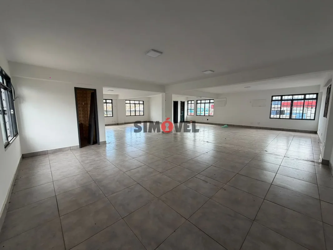 QI 5, galpão vazado de 1470m², 3 pavimentos, 5 portas de acesso R$ 2.100.000 Não...
