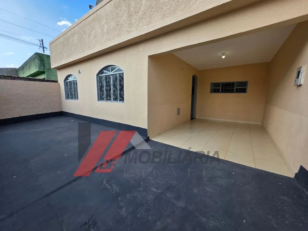 CASA PARA VENDA 05 QUARTOS GUARIROBA CEILÂNDIA SUL PRÓXIMO DO METRÔSituada em lo...