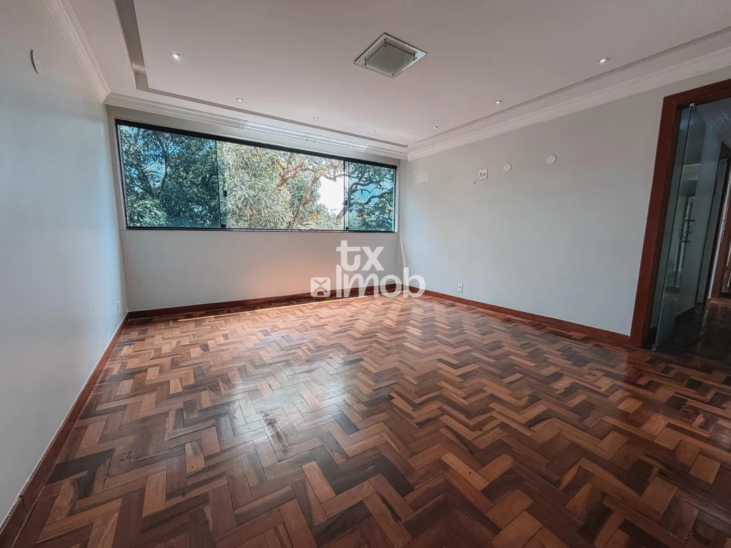 No alto de uma das quadras mais desejadas da SQS 412, este apartamento simplesme...