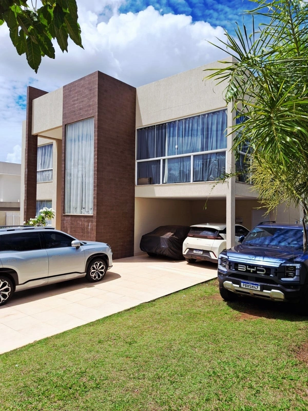 Casa de Alto Padrão à Venda no Condomínio Residencial Santa Mônica – Brasília/DF...