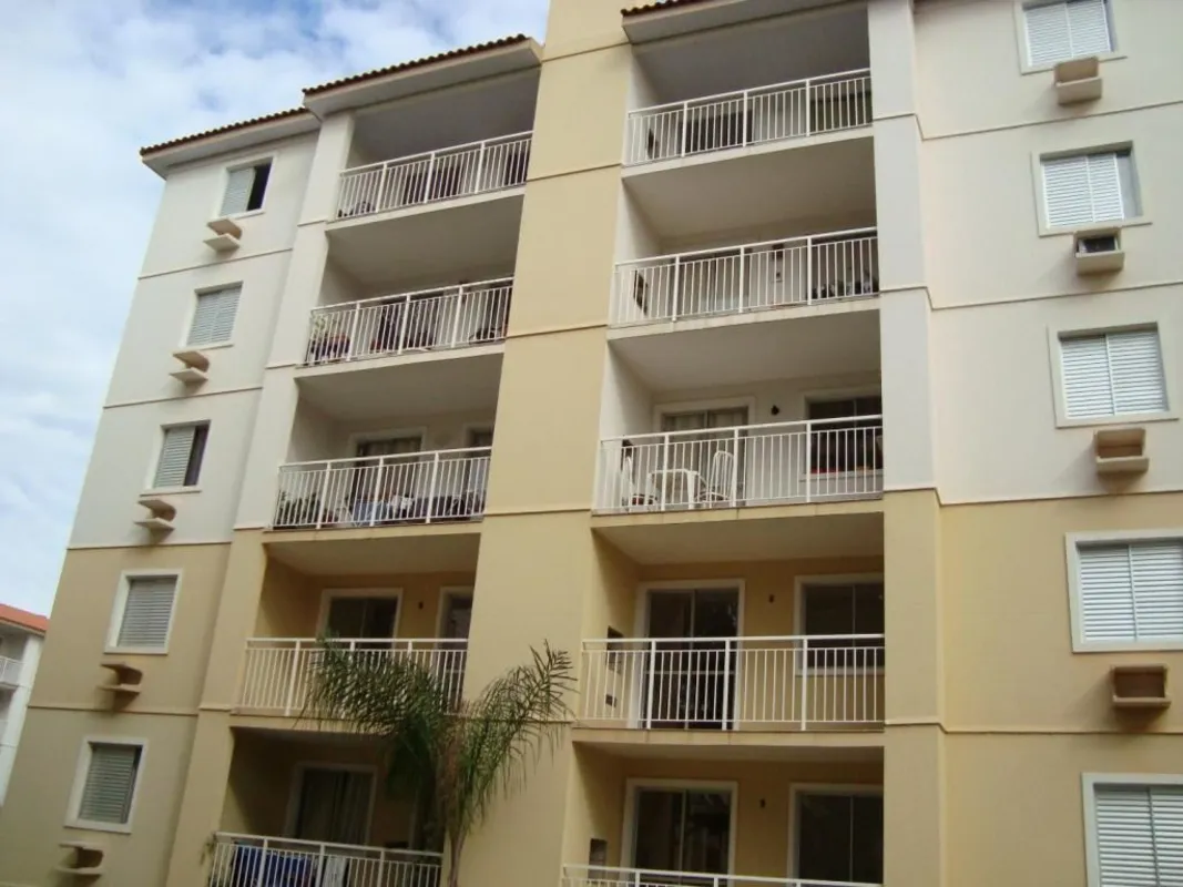 Apartamento no Edifício Recanto Praças I, Setor Negrão de Lima.O imóvel conta co...