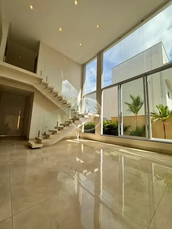 Casa Sobrado com 4 Suítes no Condomínio do LagoÁrea Terreno: 453,80m²; Área Cons...