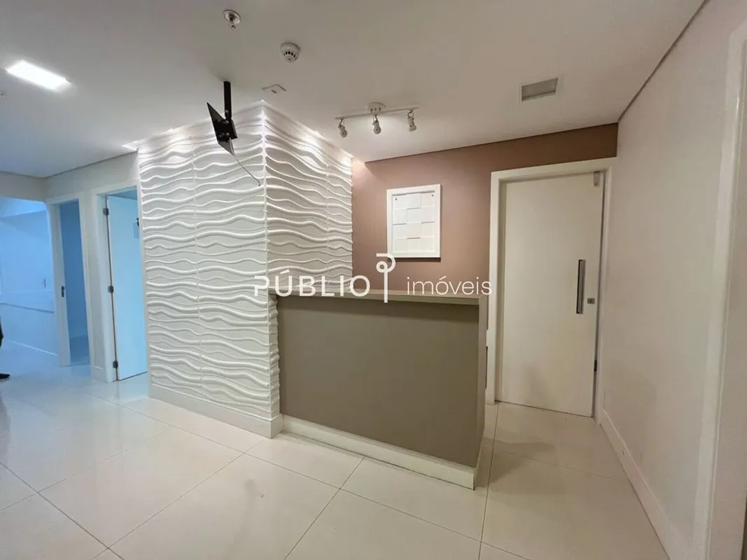 Sala com57,70m2 , no segundo andar próximo ao elevador, reformada com vista fron...