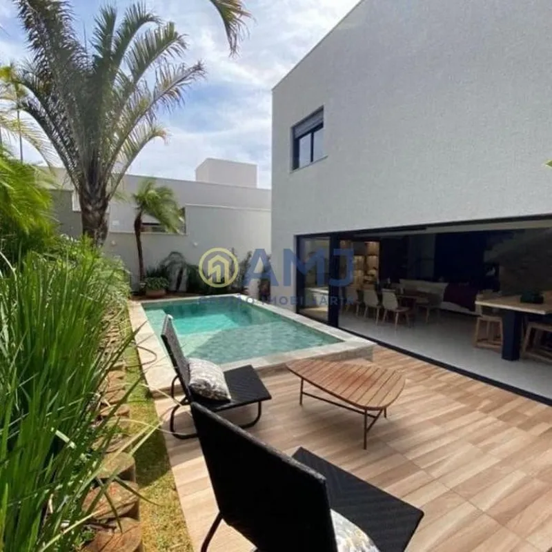 Casa no Jardins LyonCasa térrea com 4 quartos sendo 3 suítes;Área total do terre...