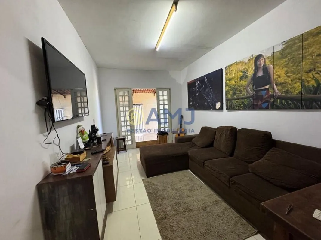 Casa em Aparecida de Goiânia no setor Helvérica- 2 quartos;- Banheiro social e u...