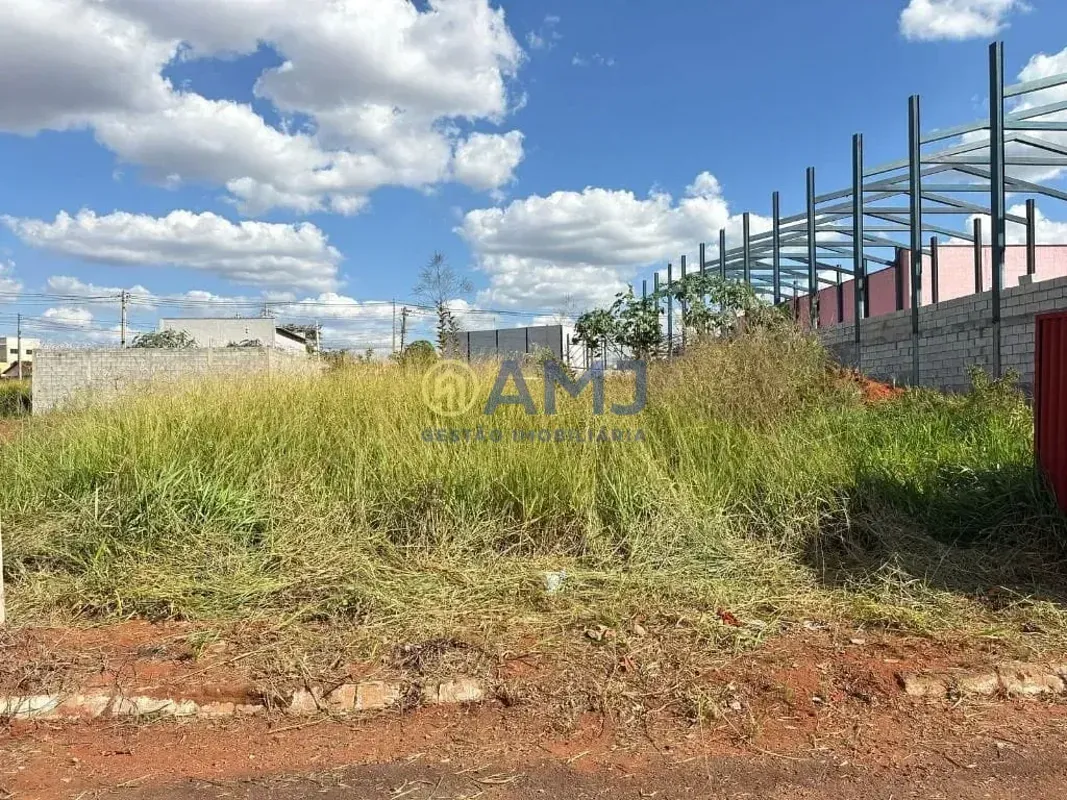 Terreno à Venda no Residencial Flórida!- 300m²;- Dimensões: 10m x 30m;- Excelent...