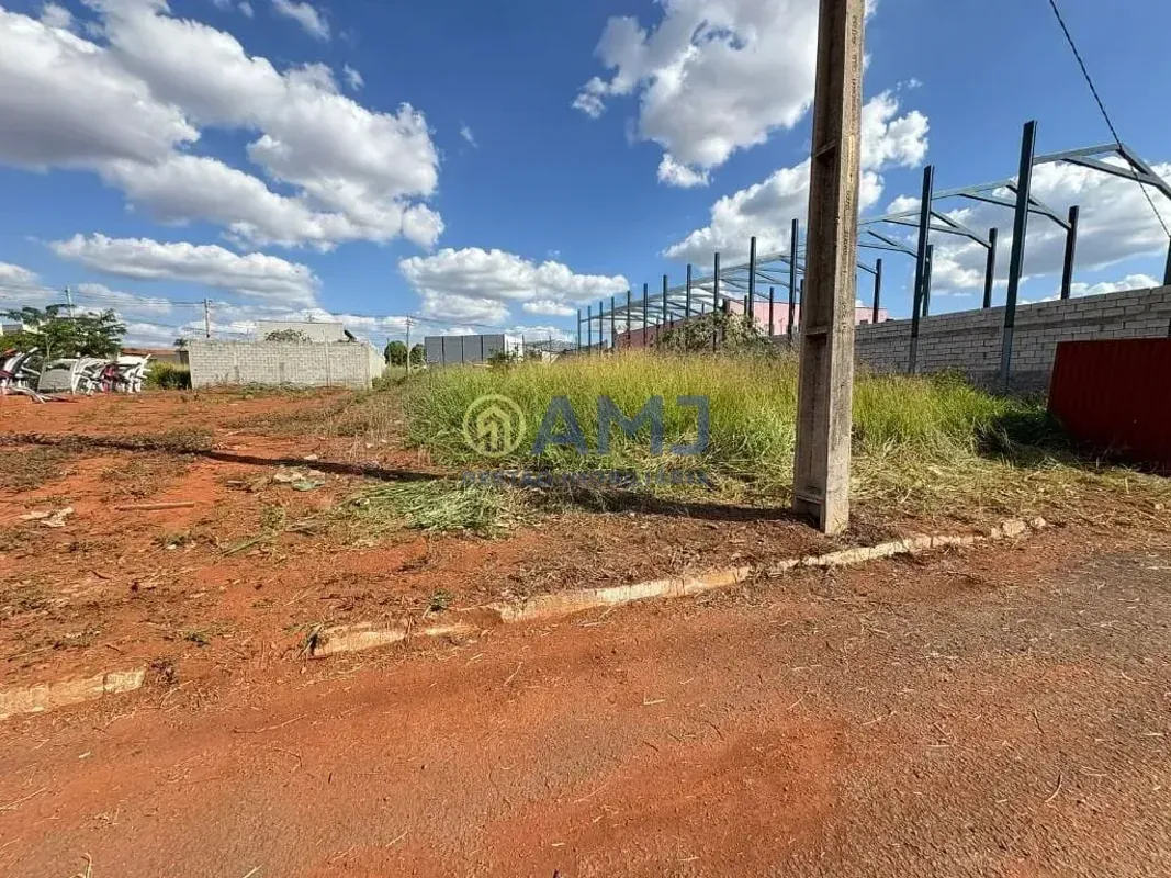 Terreno à Venda no Residencial Flórida!- 300m²;- Dimensões: 10m x 30m;- Excelent...