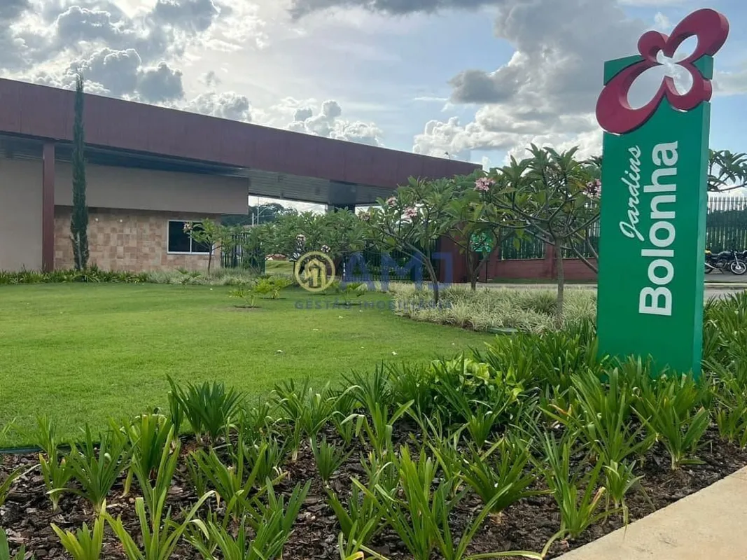 Vendo Lote no Jardins Bolonha, em Senador Canedo - Com área de 318,23m²;- Perfei...