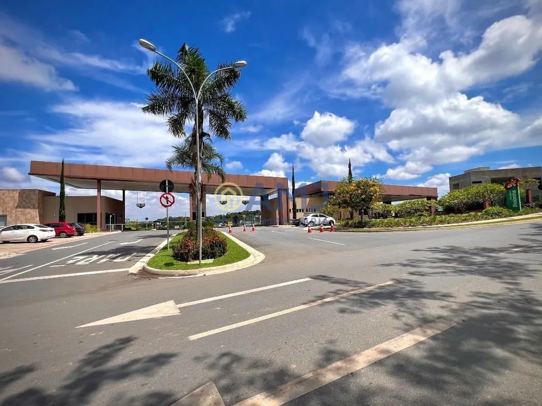 Condomínio fechado de alto padrão, com segurança 24h, lazer completo, pista de c...