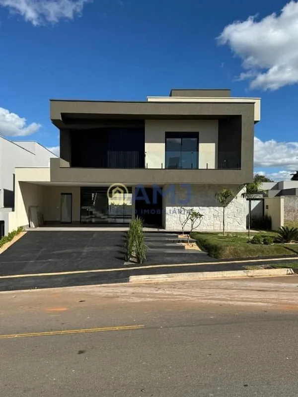 SOBRADO COM ELEVADOR PRIVATIVO!Pavimento superior: - São 4 Suítes Plenas, sendo ...