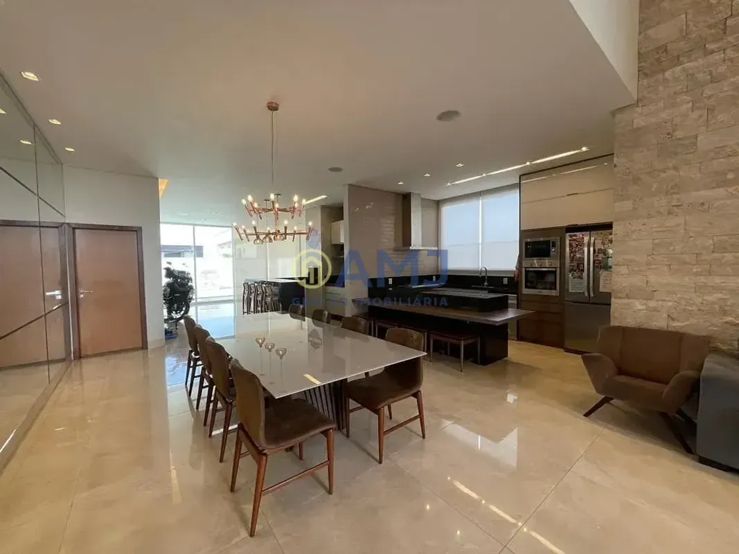 Casa Térrea de Alto Padrão no Condomínio do LagoTerreno: 525 m² Área construída:...