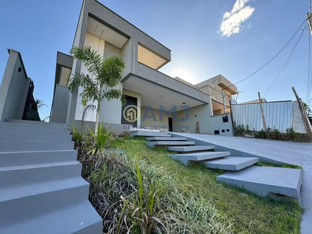 Belíssima Casa à Venda no Jardins Barcelona!- Área do terreno: 300m²;- Área de c...