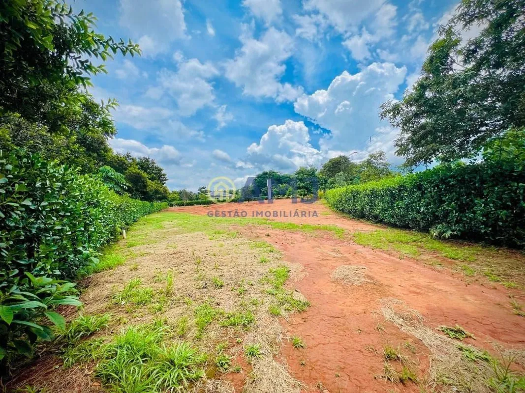 Descubra um refúgio exclusivo no coração de Senador Canedo, onde o Condomínio Al...