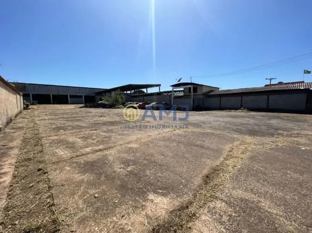 Área Comercial no Setor Santa GenovevaCom terreno de 4.250,00m²Excelente localiz...