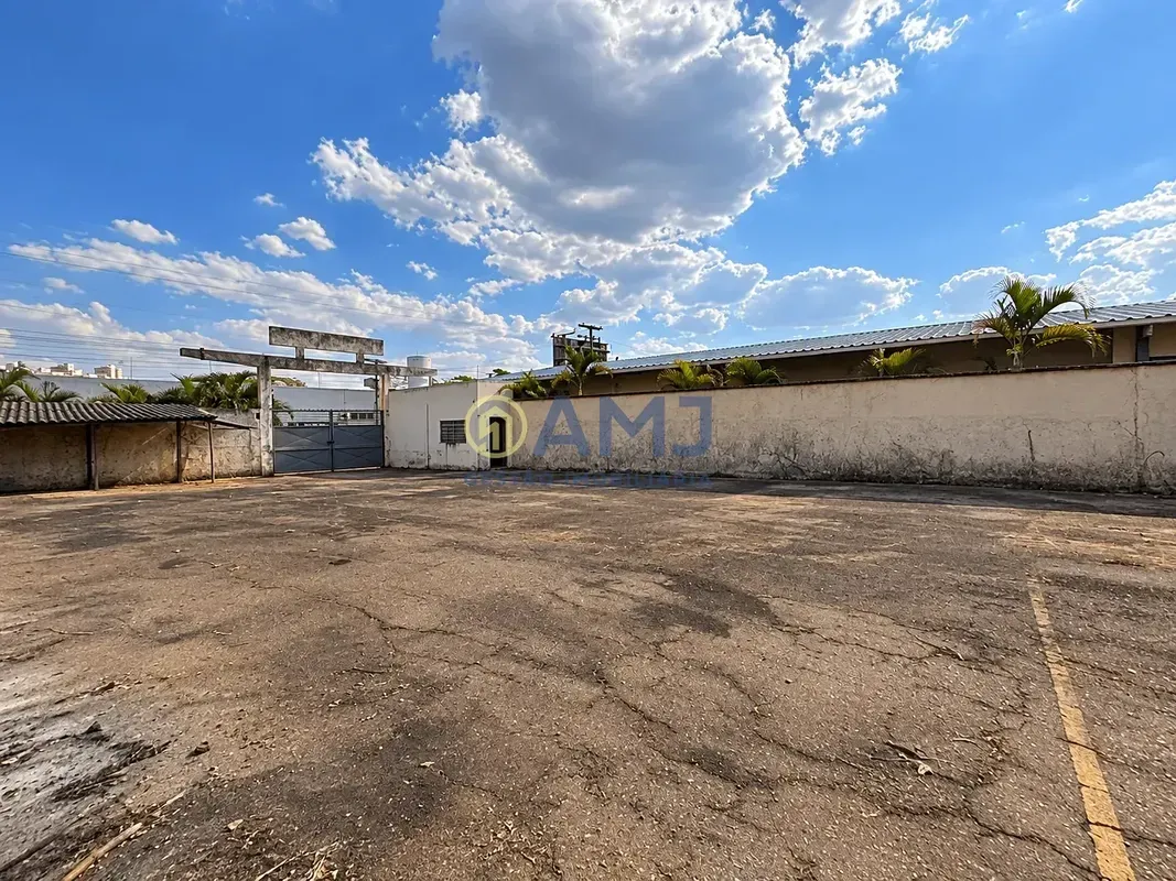 ÁREA COMERCIAL À VENDA SETOR SANTA GENOVEVA GOIÂNIAExcelente oportunidade para e...