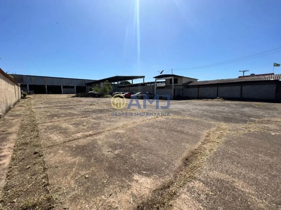 Área Comercial no Setor Santa GenovevaCom terreno de 4.250,00m²Excelente localiz...