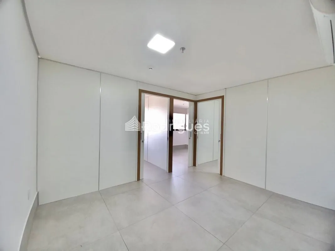 Rodrigues Imobiliária ALUGA sala no melhor prédio de Vicente Pires na Rua 12. Em...