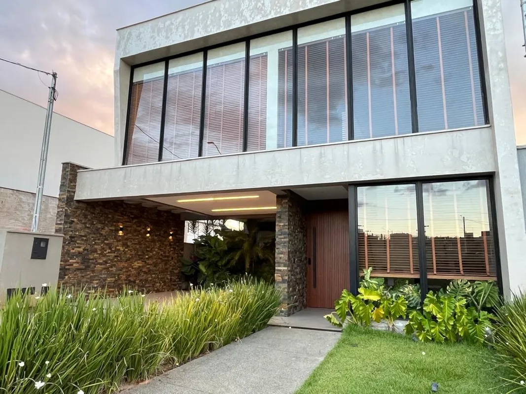Sobrado Jardins Capri• Área Total 250 m² • ?Área Const 230 m² • ?4 suítes + escr...
