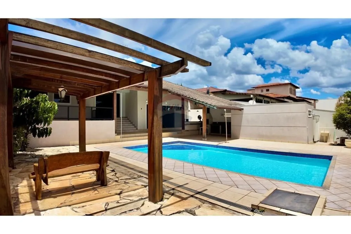 Localizada em uma das áreas mais nobres de Brasília, no Lago Sul, esta casa impr...