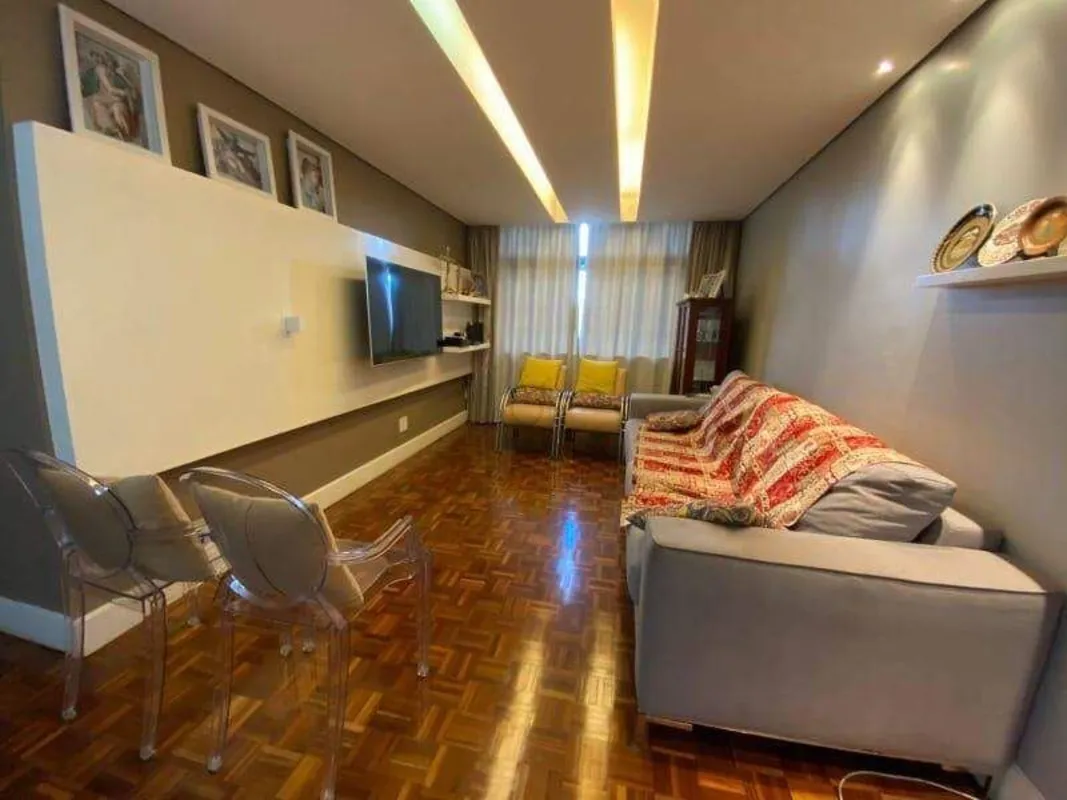 Andar alto, nascente e com vaga de garagem no subsolo, este apartamento amplo e ...