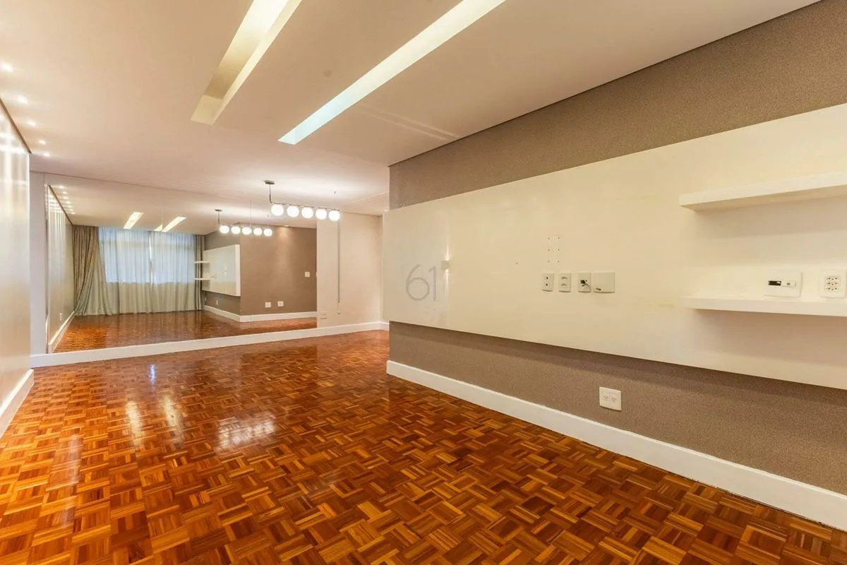 Andar alto, nascente e com vaga de garagem no subsolo, este apartamento amplo e ...
