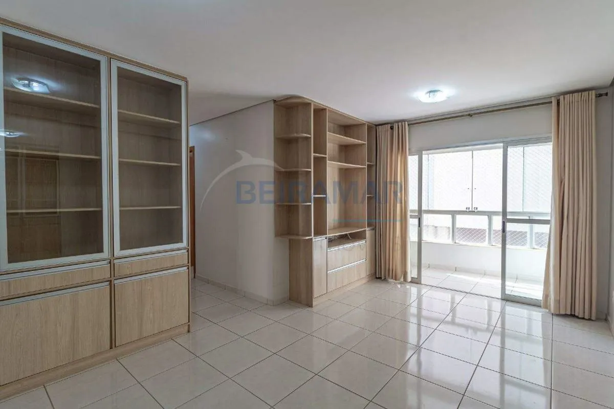 Características do Imóvel:. 3 quartos, sendo 1 suíte com varanda. Sala com armár...