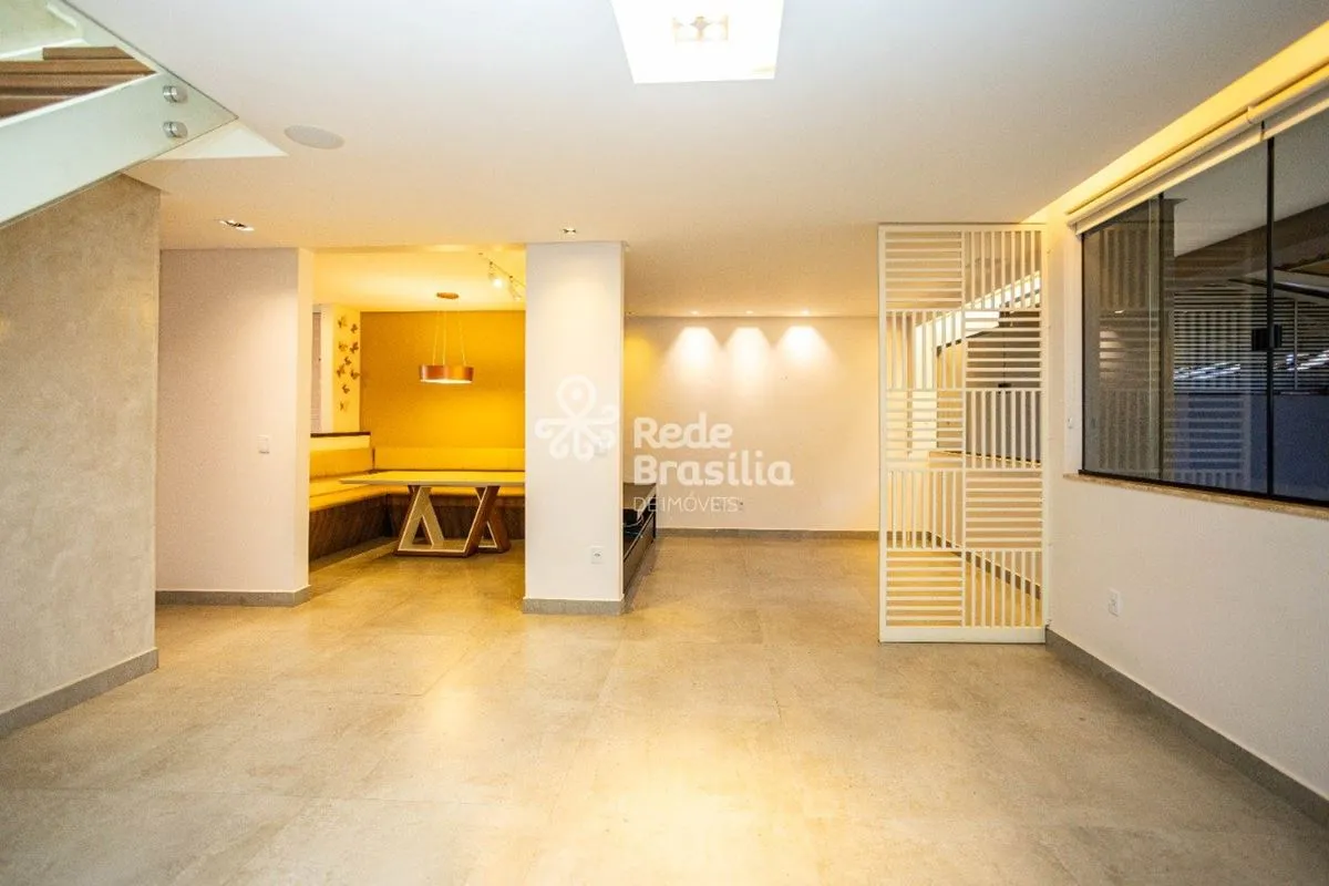 TH34827 - Shigs 712 Asa Sul, Casa 04 quartos, 250m². Agende sua visita! Térreo: ...