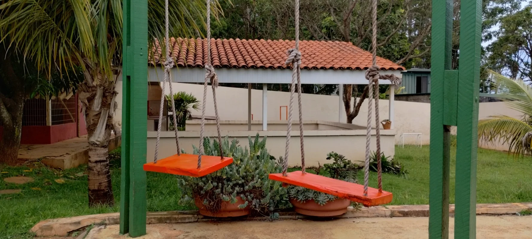 Venha viver em um refúgio de paz e natureza no charmoso condomínio Quintas da Al...