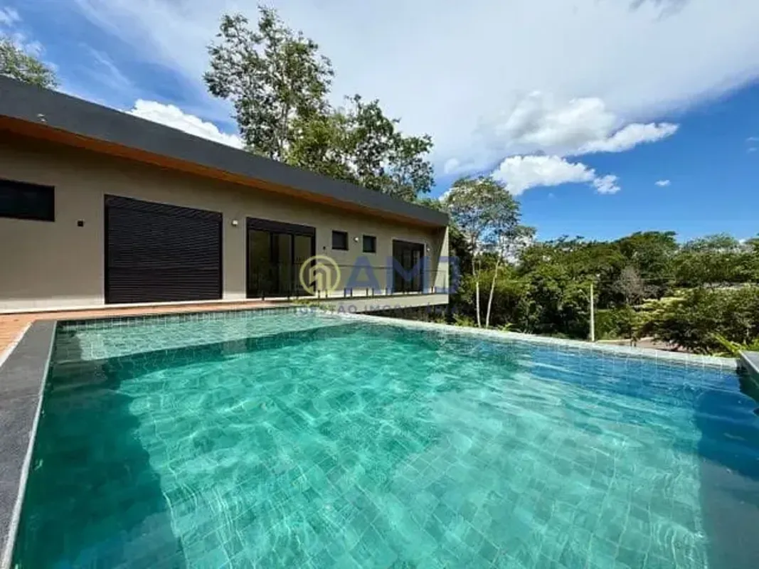 RESIDÊNCIA EXCLUSIVA COM VISTA PARA A MATA ALTO PADRÃOUm verdadeiro refúgio cont...