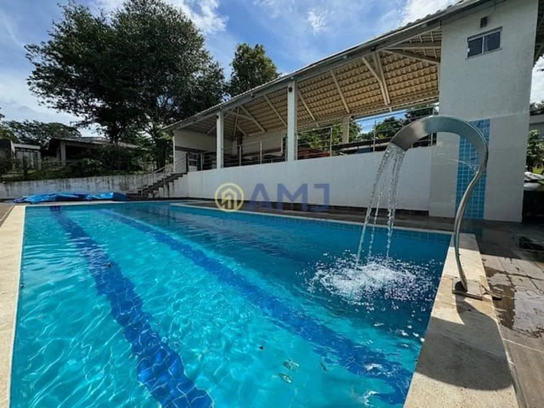 Área do Terreno: 1.271,34m²;Área Construída: 354,00m²;4 suítes sendo 1 suíte más...