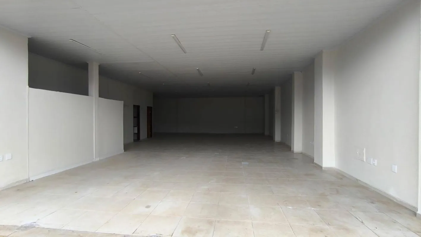 C?d. 00419.001Ed. MarinaLOJA BEM AMPLA E ESPA?OSA COM 02 BANHEIROS E PORTA DE RO...