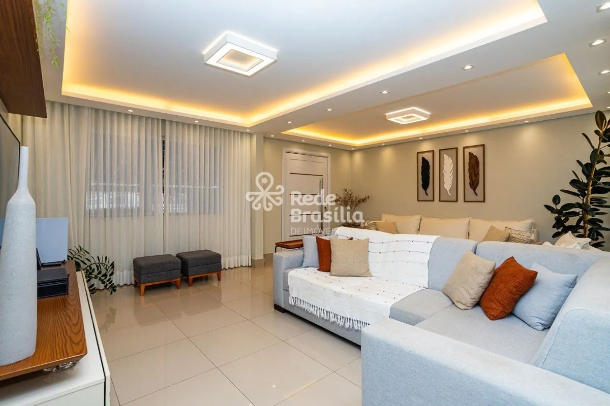 QE 30 - Excepcional casa com 3 quartos - 2 suítes - 4 banheiros - quintal e plac...